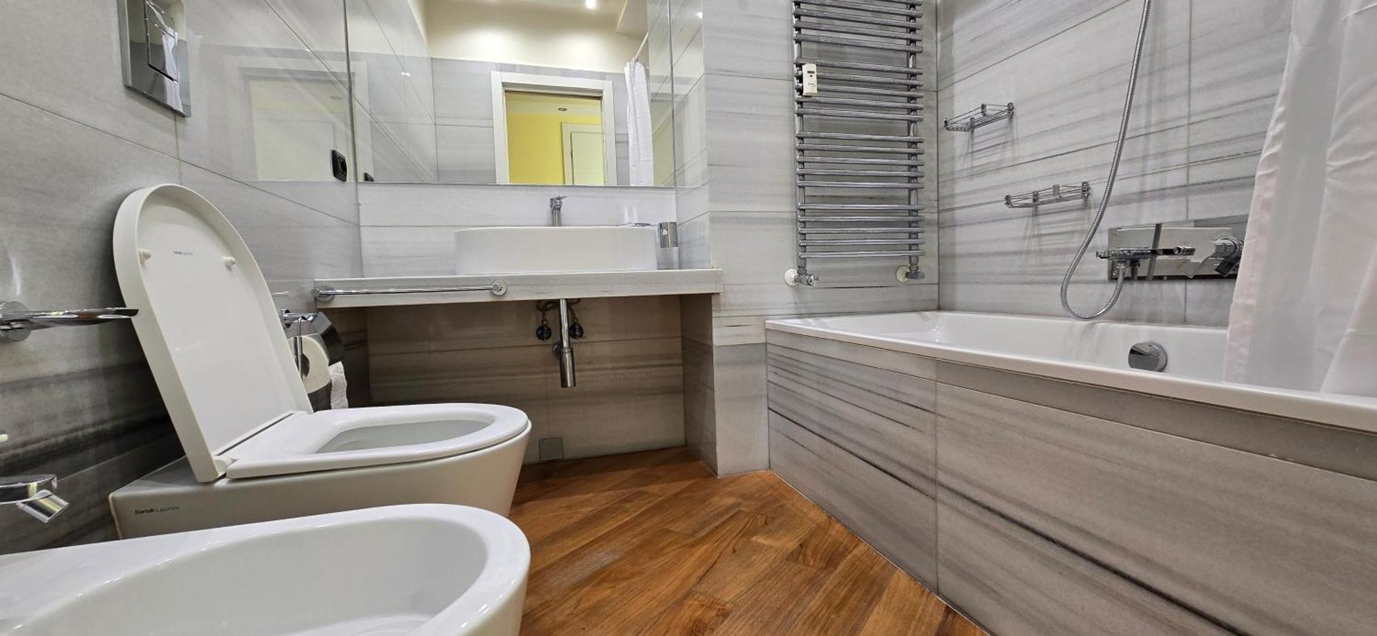 Clohouse Apartment *